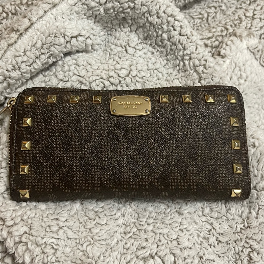 Michael Kors Jet Set Stud Brown Logo Zip Around Wallet Clutch 35S7GTTZ1B